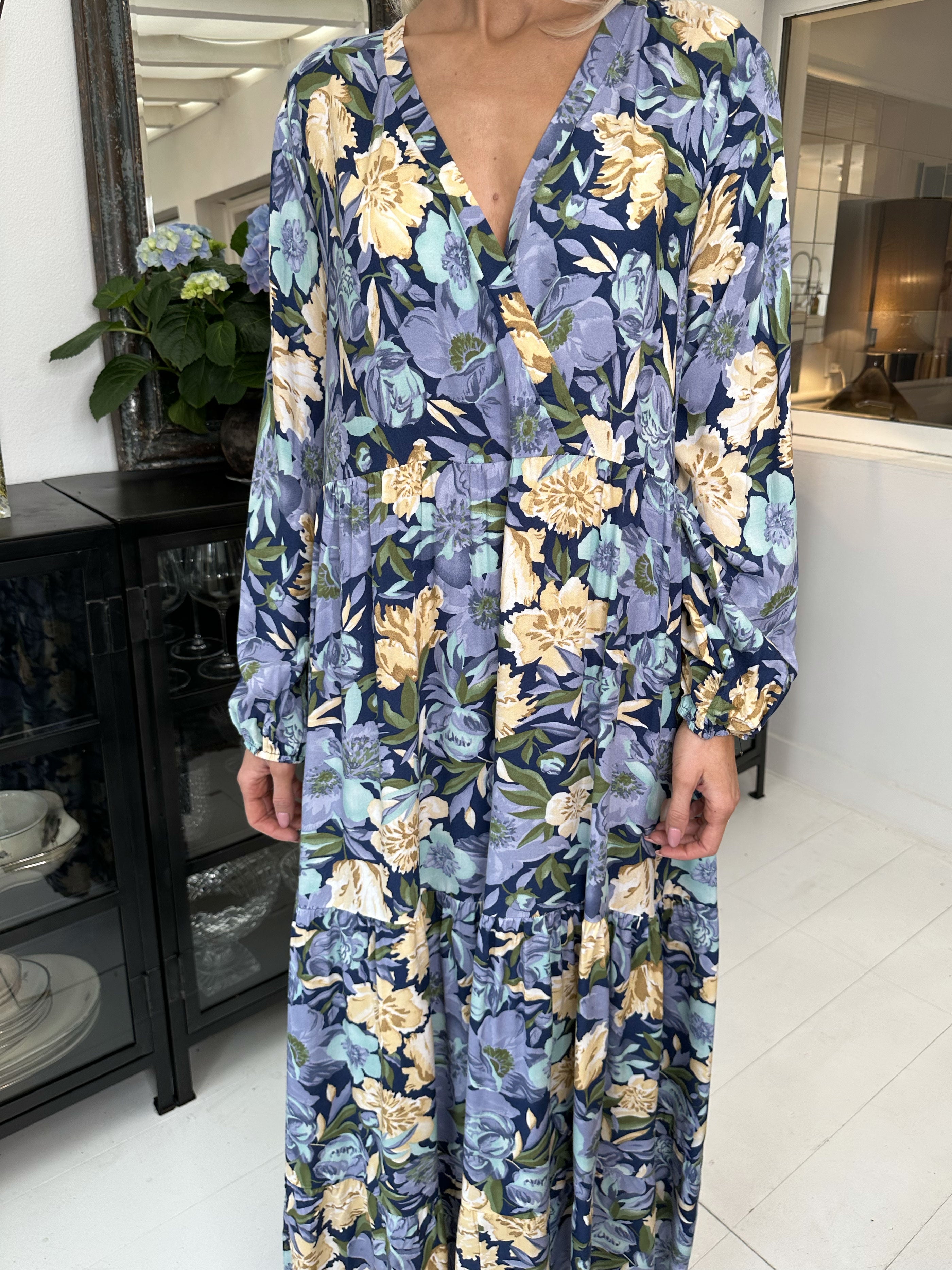 Alasca - Lang blomstret kjole med bindebånd